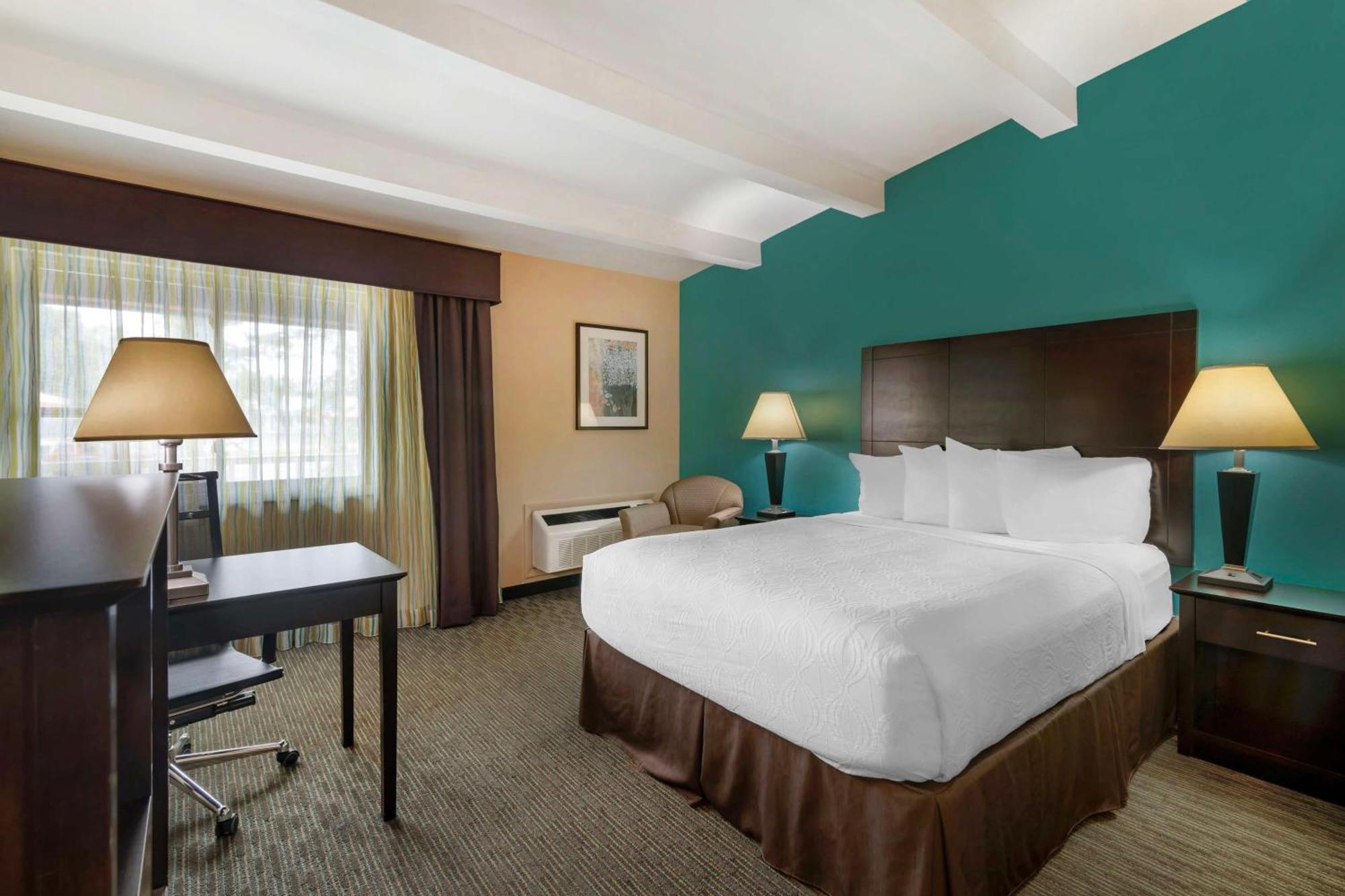 Best Western Plus Plattsburgh Exterior photo